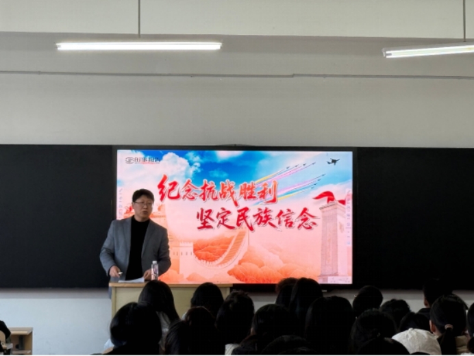 英国威廉公司党总支书记孙丰、院长孙建竹为学生讲授形势与政策课